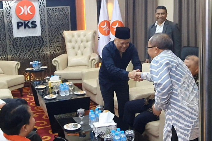 Bakal Cagub NasDem Ilham Habibie Tiba di Markas PKS