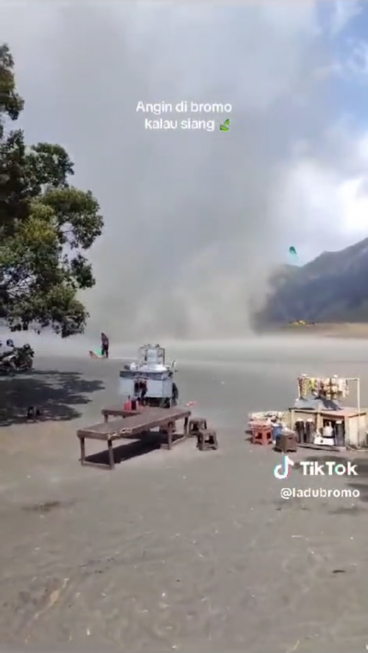 Fenomena Alam <i>Dust Devil </i> di Kawasan Bromo Tak Berbahaya Bagi Wisatawan