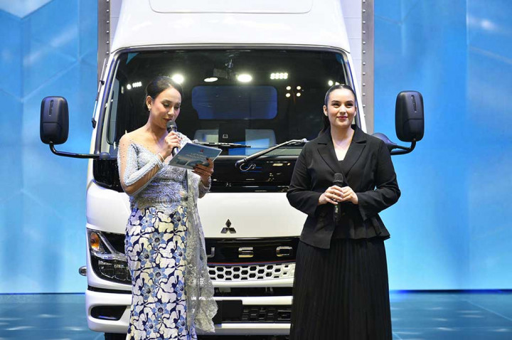 Chelsea Islan Nyambi jadi Sopir Truk Listrik eCanter di Mitsubishi Fuso