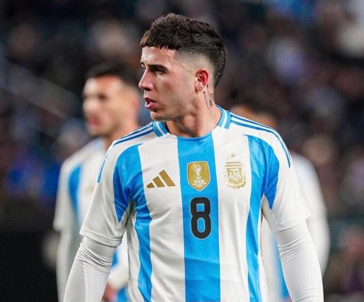 Enzo Fernandes Di-<i>unfollow</i> Pemain Chelsea Berkulit Hitam Buntut Nyanyian Rasis