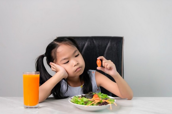 Picky eater masih dapat dikatakan wajar bila jenis makanan yang bisa dimakan anak lebih dari 15 jenis makanan. Ilustrasi Freepik