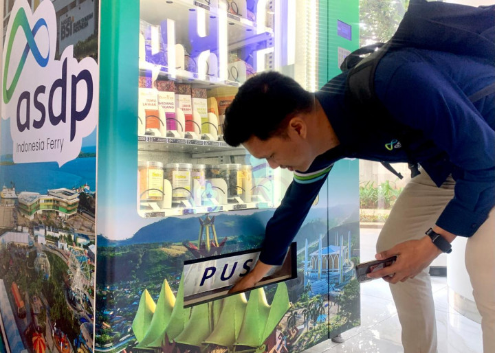 ASDP Bantu Pasarkan Produk UMKM Binaan Lewat <i>Vending Machine</i>