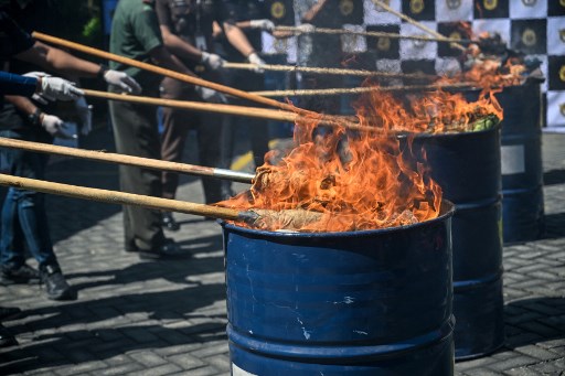 Foto: 4 Ton Pakaian Bekas Impor Ilegal Dimusnahkan Bea Cukai Tanjung Perak