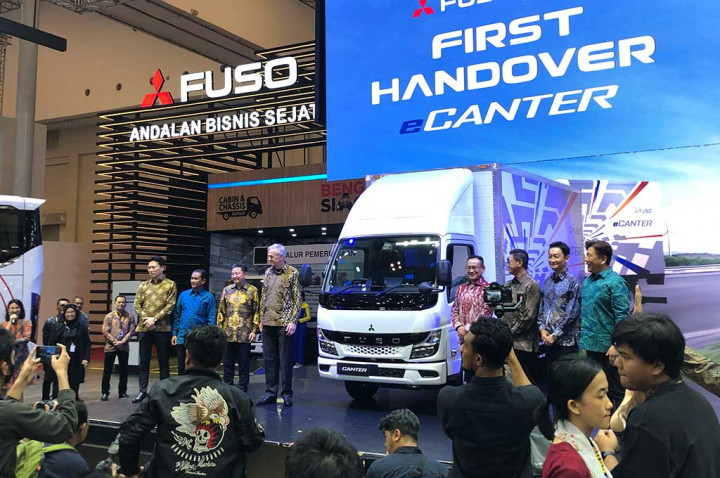 Mitsubishi Fuso Langsung Serahkan eCanter Pertama Usai Launching!