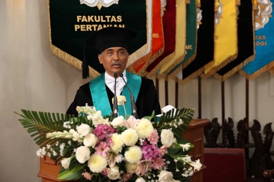 Peneliti Padi Gamagora Prof. Taryono Dikukuhkan Sebagai Guru Besar UGM