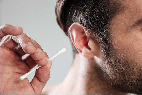 Alih-alih menjaga kebersihan telinga, korek kuping atau cotton buds justru dapat mendorong kotoran telinga. Ilustrasi Freepik