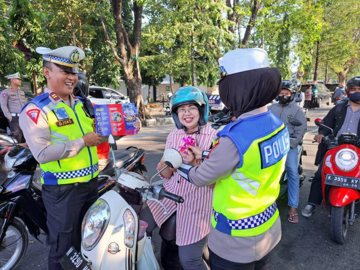 Operasi Patuh, Pengendara Tertib Diberi Cokelat