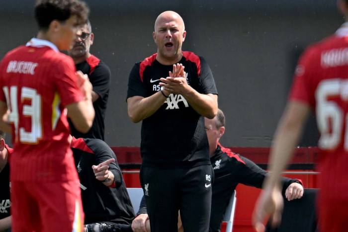 Debut Arne Slot Latih Liverpool, <i>The Reds</i> Keok dari Tim Kasta Bawah