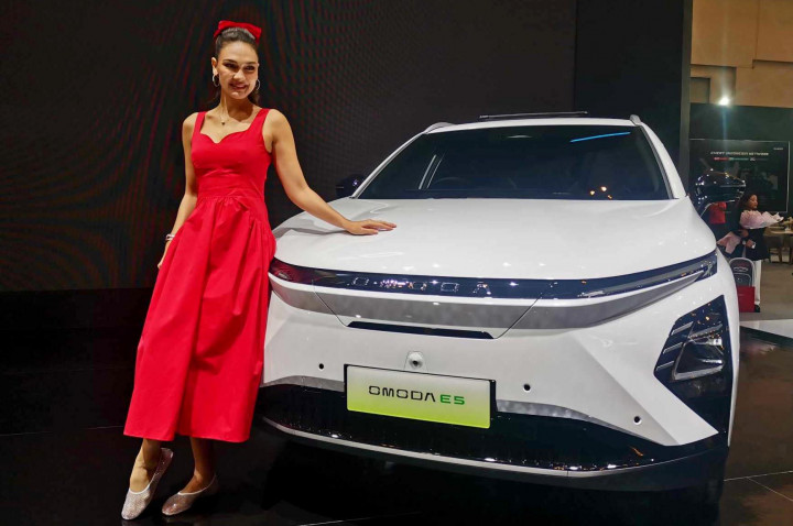 Asik, Luna Maya SPK Mobil Listrik Di GIIAS 2024