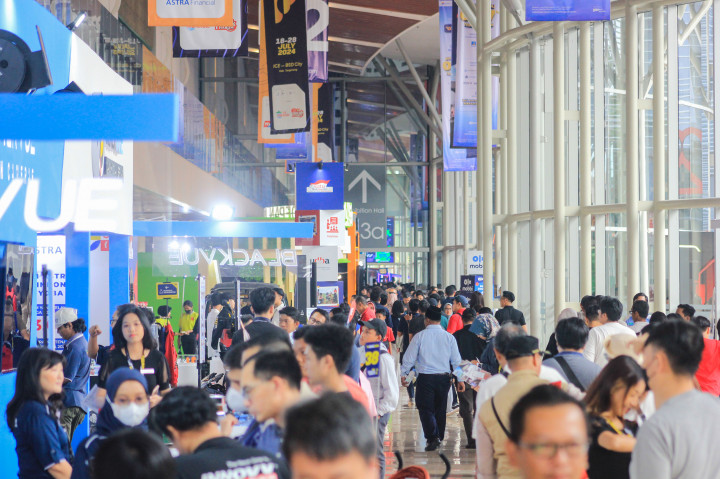 Akhir Pekan, Ribuan Pengunjung Padati GIIAS 2024