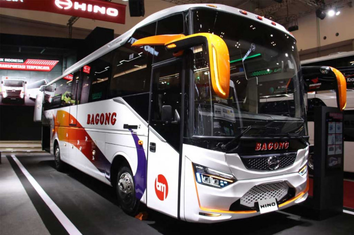 Bus Hino AK 240 Space Frame, Gendong Mesin Depan Umbar Tampang