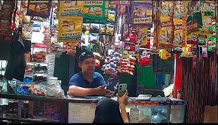 Viral Pura-pura Bayar Pakai Qris, Pria Ini Rampas HP Penjaga Warung di Bogor