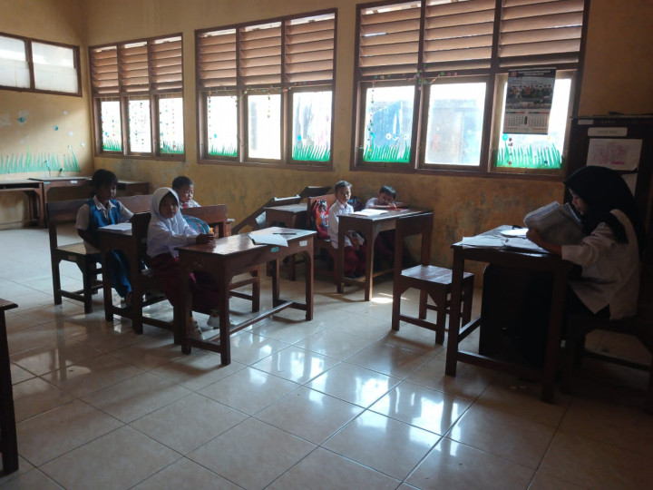 Guru SDN 3 Karangaji Patungan Beli Seragam Murid Baru