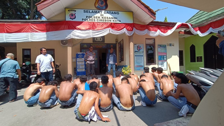 Hari Pertama Sekolah, Puluhan Siswa di Cirebon Malah Tawuran