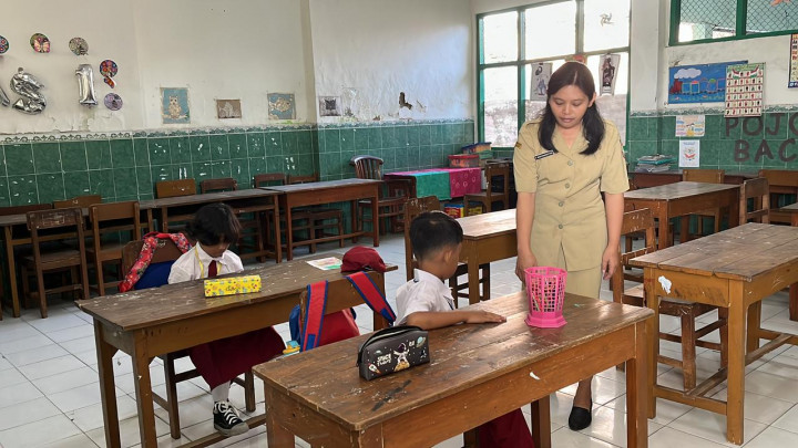 Momen Hari Pertama Sekolah SDN Dawung Tengah Solo Hanya Terima 2 Siswa Baru