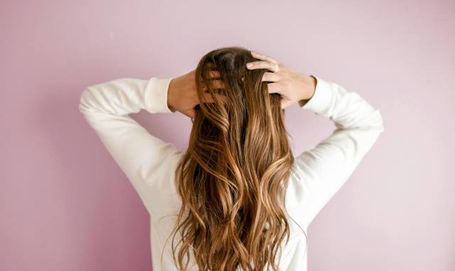 5 Alasan Kulit Kepala Berkeringat dan Cara Mengatasinya