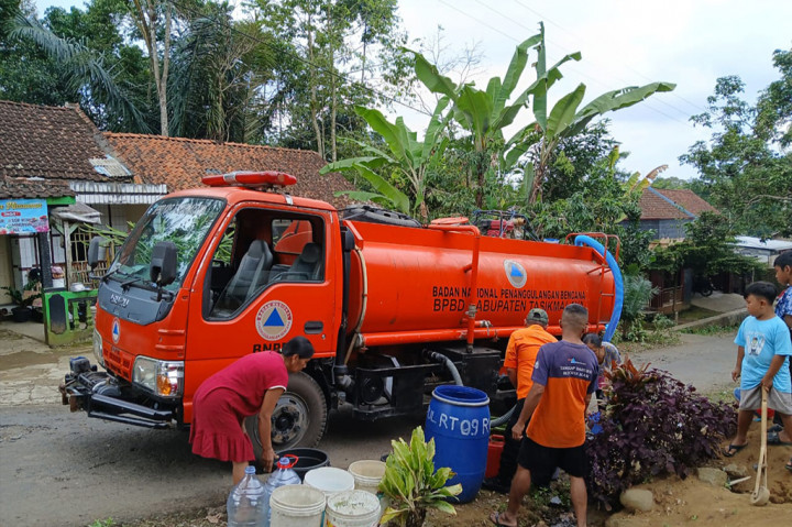 Saluran Air Terbawa Longsor, BPBD Tasikmalaya Suplai Air Bersih