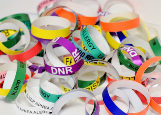 Gelang pasien yang berbeda warna mempunyai arti. (Foto: Dok. Easyid.org)