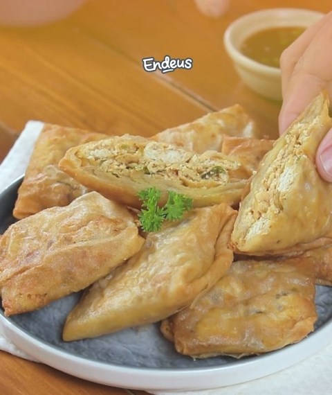 Mudah dan dijamin enak, kuy buat sendiri di rumah tahu goreng daun bawang. (Foto: Dok. Endeus TV)