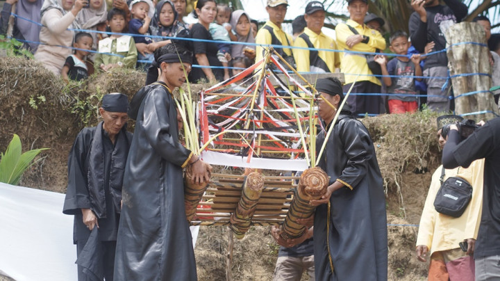 Ritual Muwon Namo Ditampilkan Dalam Festival Suku Batin di Batanghari Jambi