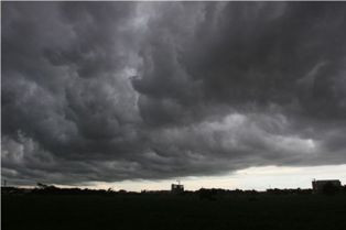 Hari Ini, Jakarta Bakal Berselimut Awan Tebal Mulai Siang hingga Malam