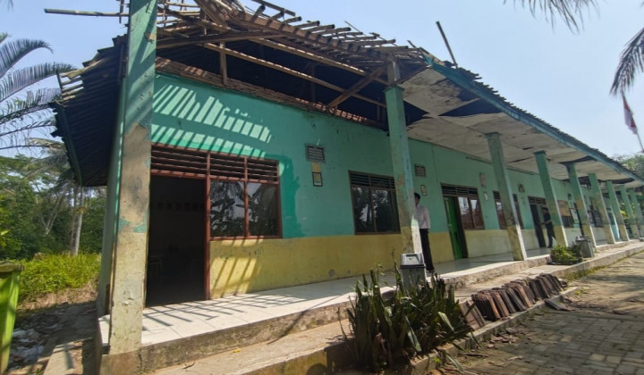 Gedung Tak Layak, Siswa dan Guru MI Al-Khaeriyah Dihantui Atap Roboh