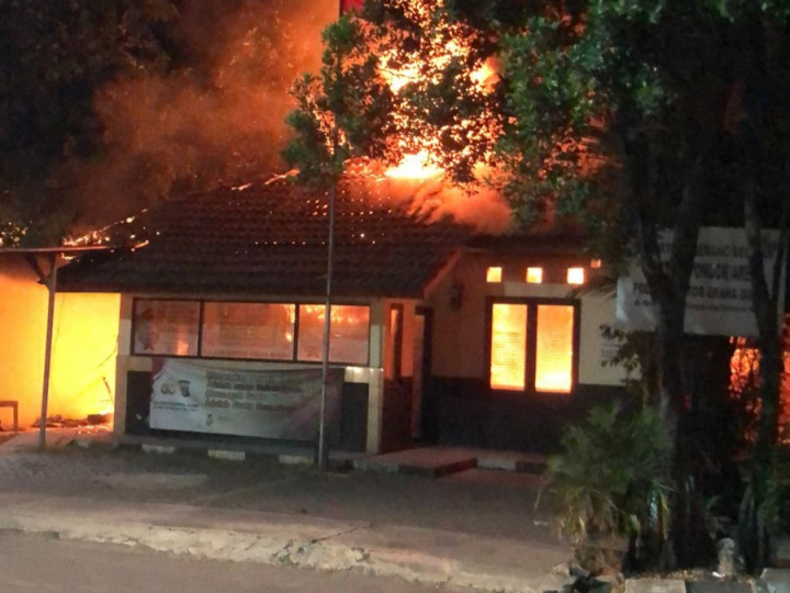Sekretariat IJTI Tangsel dan Pos Polisi Graha Bunga Terbakar