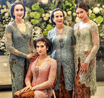 Kini, kebaya disebut sebagai identitas pakaian perempuan Indonesia. (Foto: Dok. Instagram/@verakebaya)
