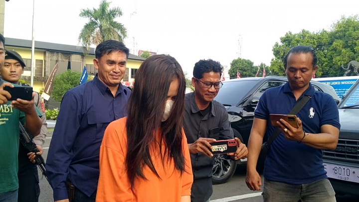 Gadis 18 Tahun di Cirebon Ditangkap Lantaran Promosikan Judi Online