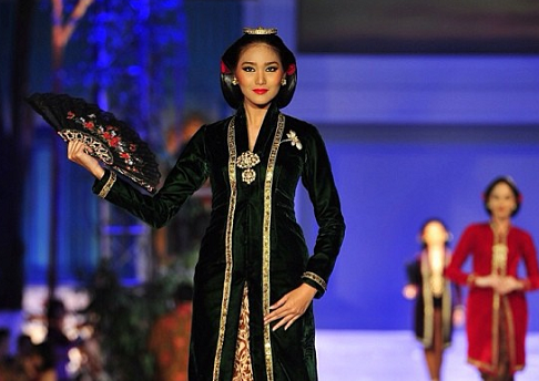 Kebaya Jawa karya Anne Avantie.  (Foto: Dok. Instagram/@anneavantie)