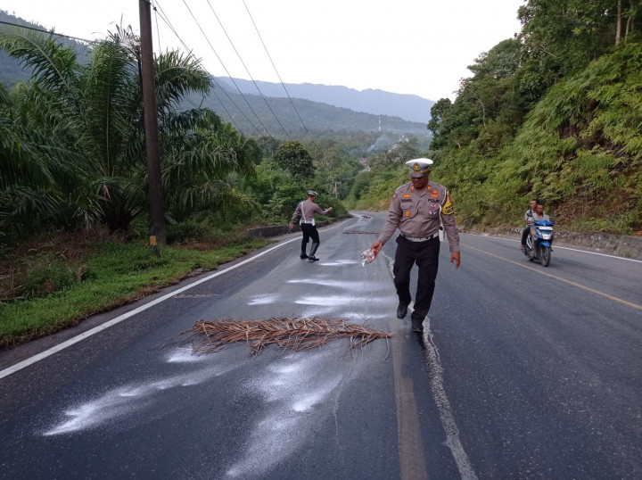 Polda Aceh Tindak Oknum yang Tumpahkan Minyak di Jalan Tapaktuan-Subulussalam