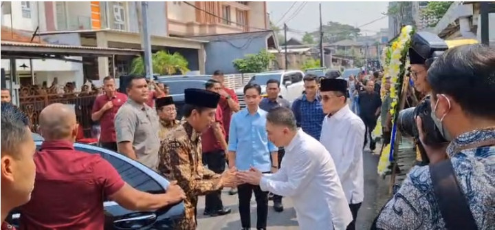 Didampingi Gibran, Jokowi Melayat ke Kediaman Hamzah Haz