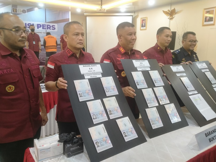 2 WN Malaysia Ditangkap usai Kedapatan Selundupkan 12 Paspor Ilegal ke Indonesia