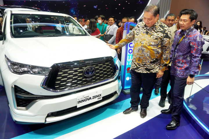 Airlangga Hartarto Kunjungi Booth Toyota di GIIAS 2024