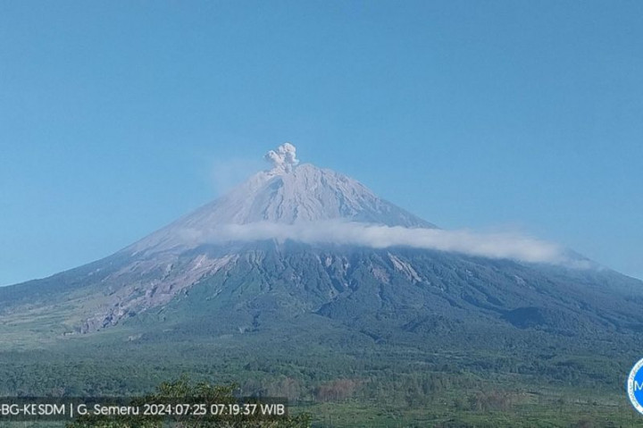 Gunung Semeru Erupsi Lontarkan Abu Vulkanik Setinggi 900 Meter