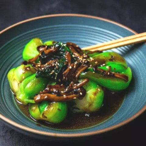 Penyuka sajian oreintal, yuk coba tumis pokcoy jamur. (Foto: Dok. Endeus TV)