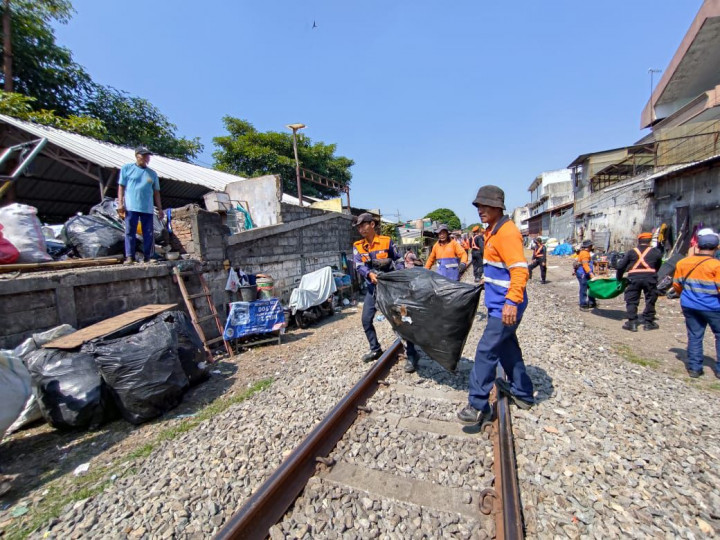Kumuh, Bangunan Liar di Jalur Kereta Api di Malang Dibongkar