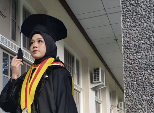 Dosen UNS Awardee S3 Fisipol UGM Lulus Cum Laude