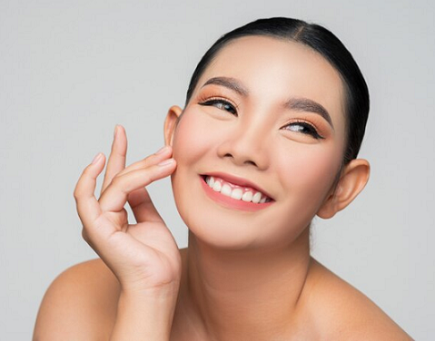 Cushion adalah pilihan alas bedak yang tepat untuk kamu yang menginginkan riasan flawless ala wanita Korea. (Foto: Ilustrasi. Dok. Freepik.com)