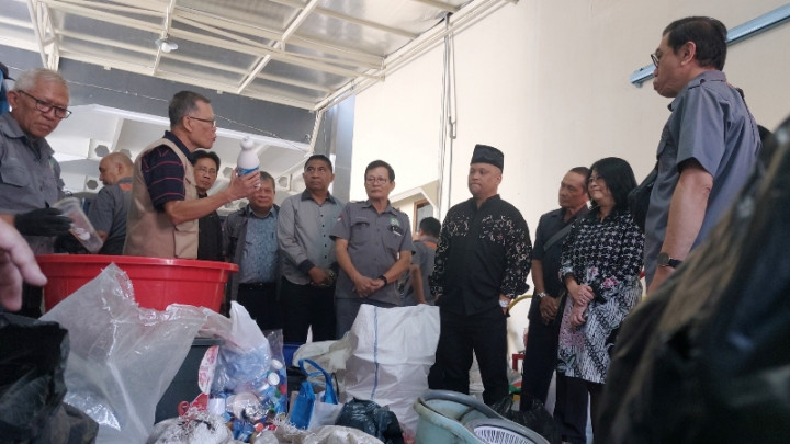 Blusukan di Bandung, Ilham Habibie Tinjau Pengelolaan Bank Sampah