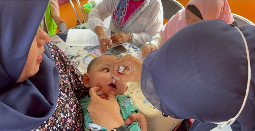 Pemberian vaksin polio tetes saat Pekan Imunisasi Nasional (PIN) aman bagi bayi dan anak. Dok. Kemenkes