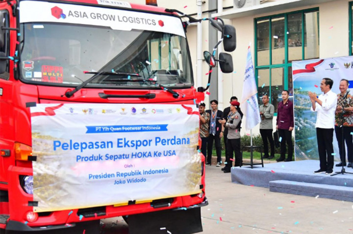 Jokowi Lepas Ekspor Perdana 16 Ribu Pasang Sepatu ke AS