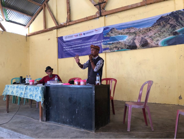 Dosen ITB Beri Pelatihan Bahasa Inggris di Desa Wisata Kepulauan Komodo