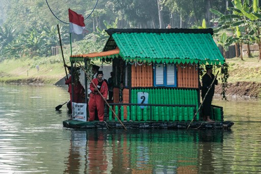 Parade Puluhan Perahu Botol Plastik di Festival Cinta Lingkungan