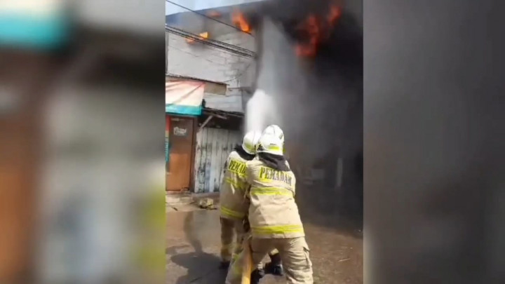 Korsleting, Rumah 2 Lantai Terbakar di Semper Barat