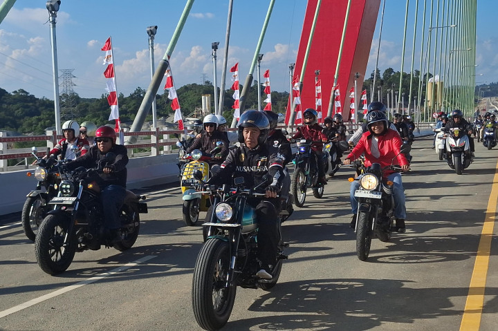 Momen Jokowi Motoran Bareng Influencer ke Kota Penajam Paser Utara