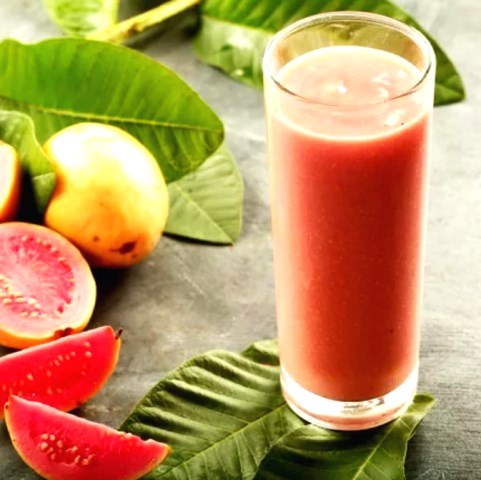 Simak cara buat jus jambu dengan jeruk, enak dan segar banget lho! (Foto: Dok. Endeus TV)