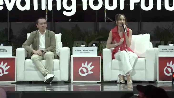 Director of Digital Business Telkom Indonesia Muhammad Fajrin Rasyid dan Cinta Laura pada acara Digiland Conference di Tennis Indoor Senayan, Jakarta (Foto:Dok)