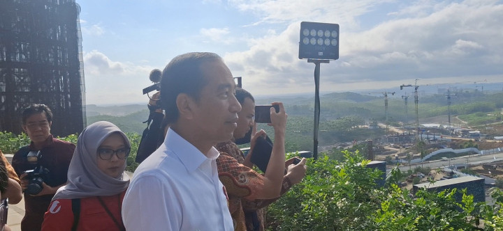 Jokowi Intip Pembangunan IKN dari Balkon Kantor Presiden
