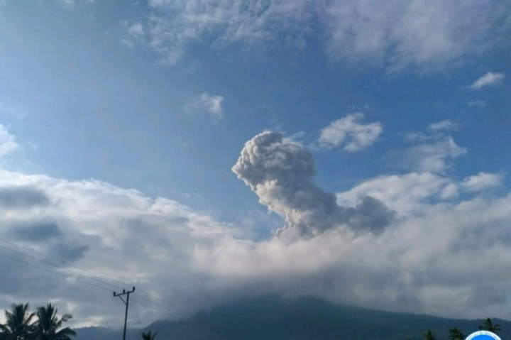 Sebaran Abu Vulkanis Gunung Lewotobi Mengarah ke 4 Desa di Flotim